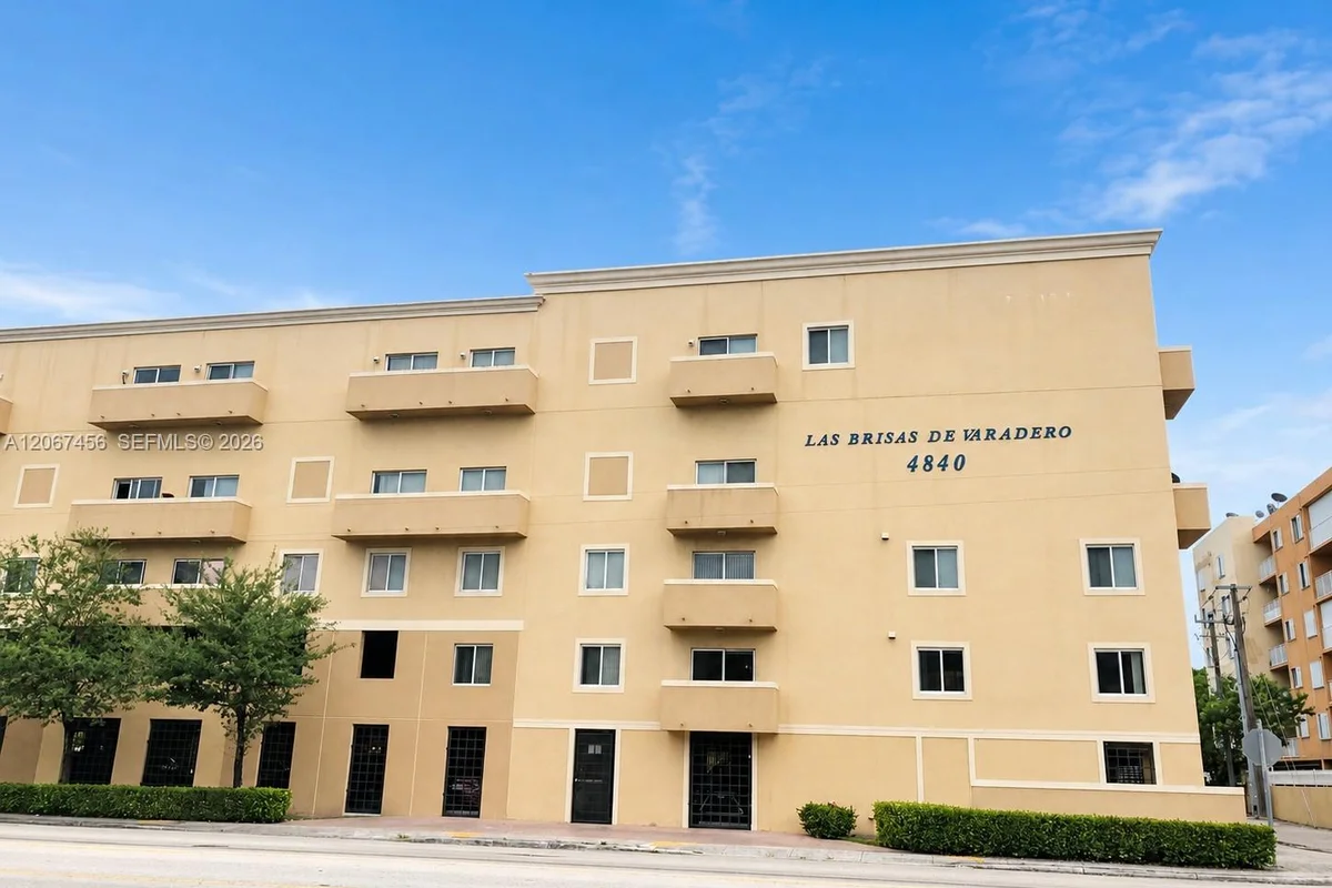 4840 NW 7th St, Miami: photo 1 of 18