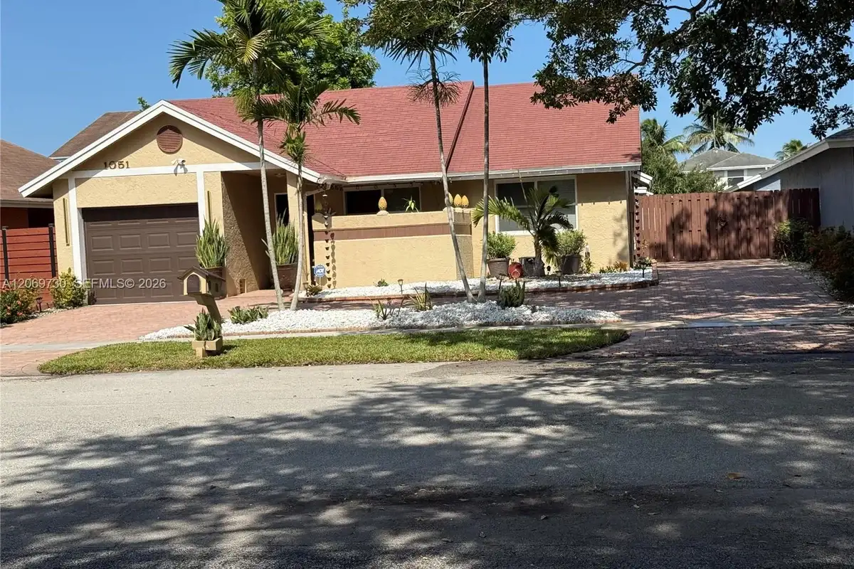 1051 SW 99th Ave, Pembroke Pines: photo 1 of 28