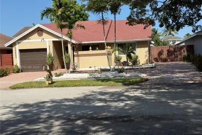 1051 SW 99th Ave, Pembroke Pines: photo 1 of 28