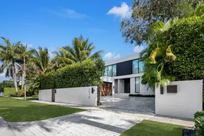 6015 N Bay Rd, Miami Beach: photo 1 of 40