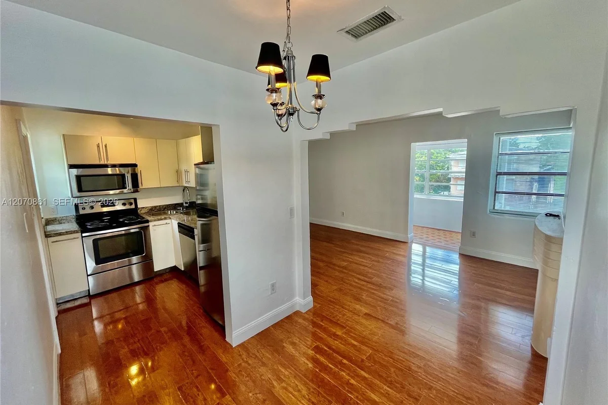 525 NE 65th St #B, Miami: photo 1 of 21