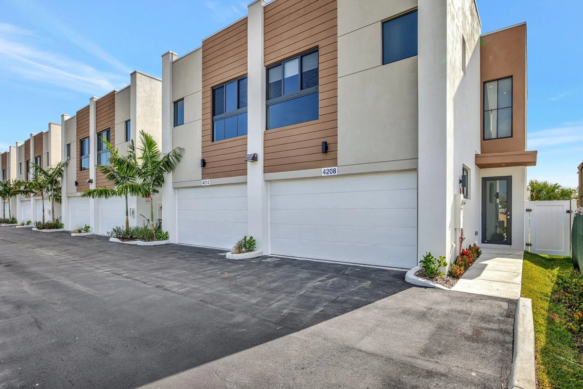 4208 NE 7th Ter, Oakland Park: photo 1 of 33
