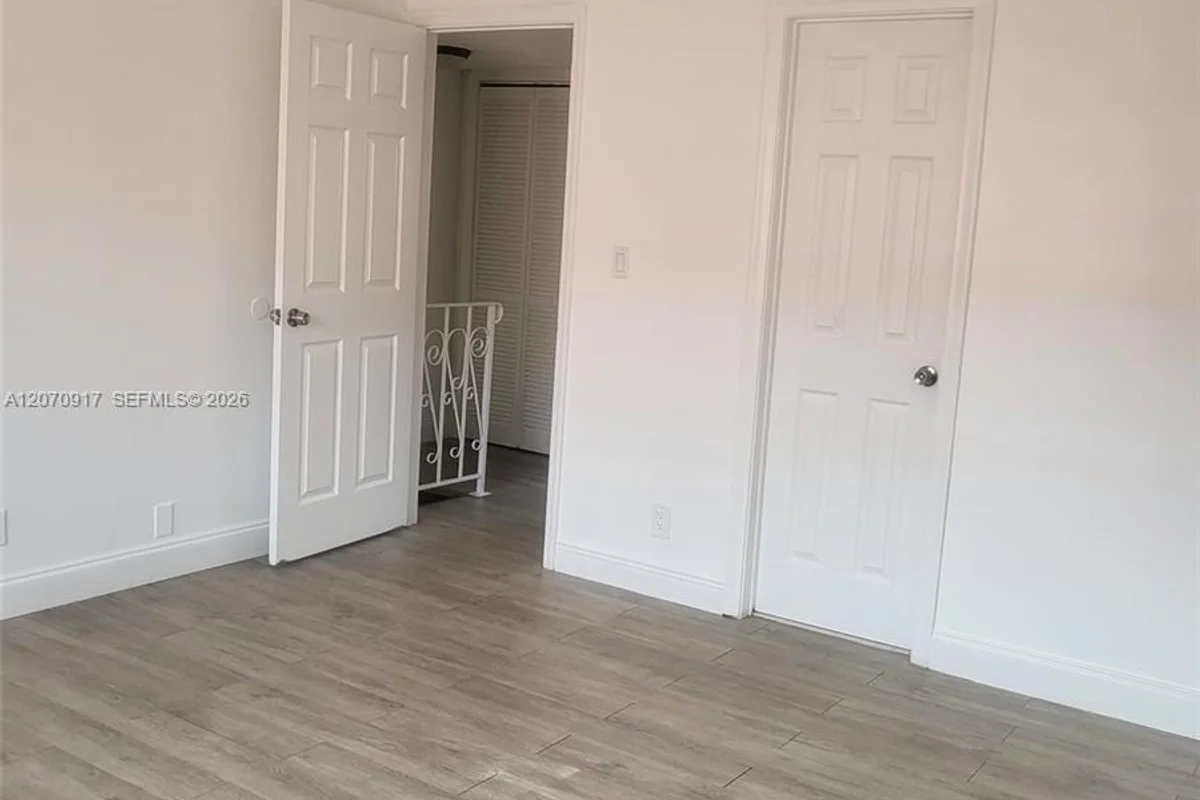 Condo in Lauderhill: photo 1 of 40