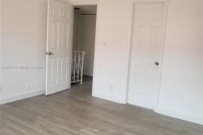 Condo in Lauderhill: photo 1 of 40