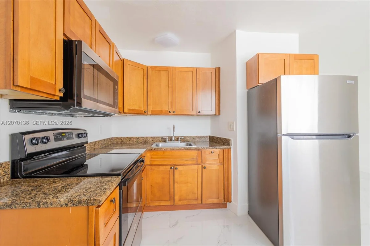 979 SW 10th St #2, Miami: photo 1 of 18