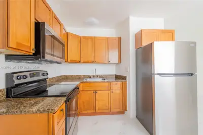 979 SW 10th St #2, Miami: photo 1 of 18