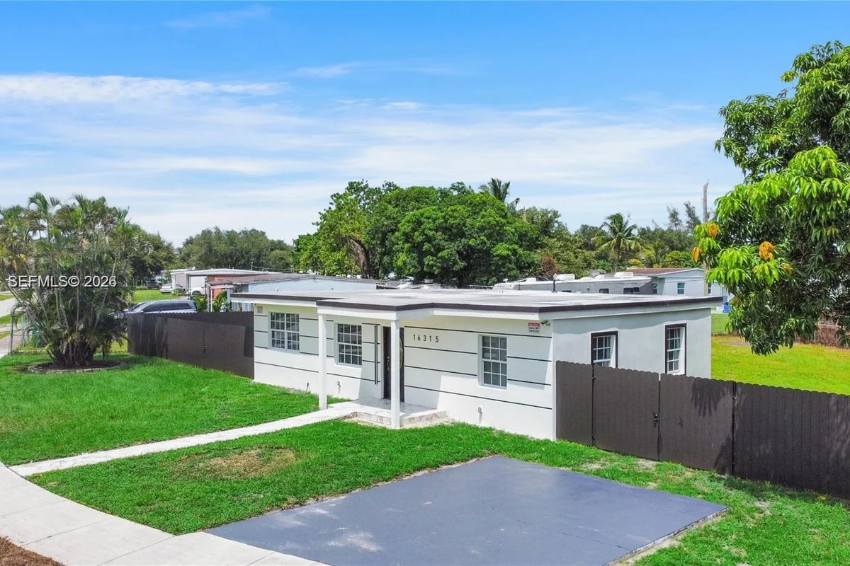 House in Miami Gardens: photo 1 of 21