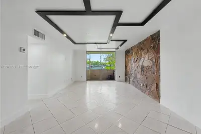 8411 NW 8th St #102, Miami: photo 1 of 25