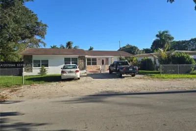 260 NE 118th Ter #262, Miami: photo 1 of 7
