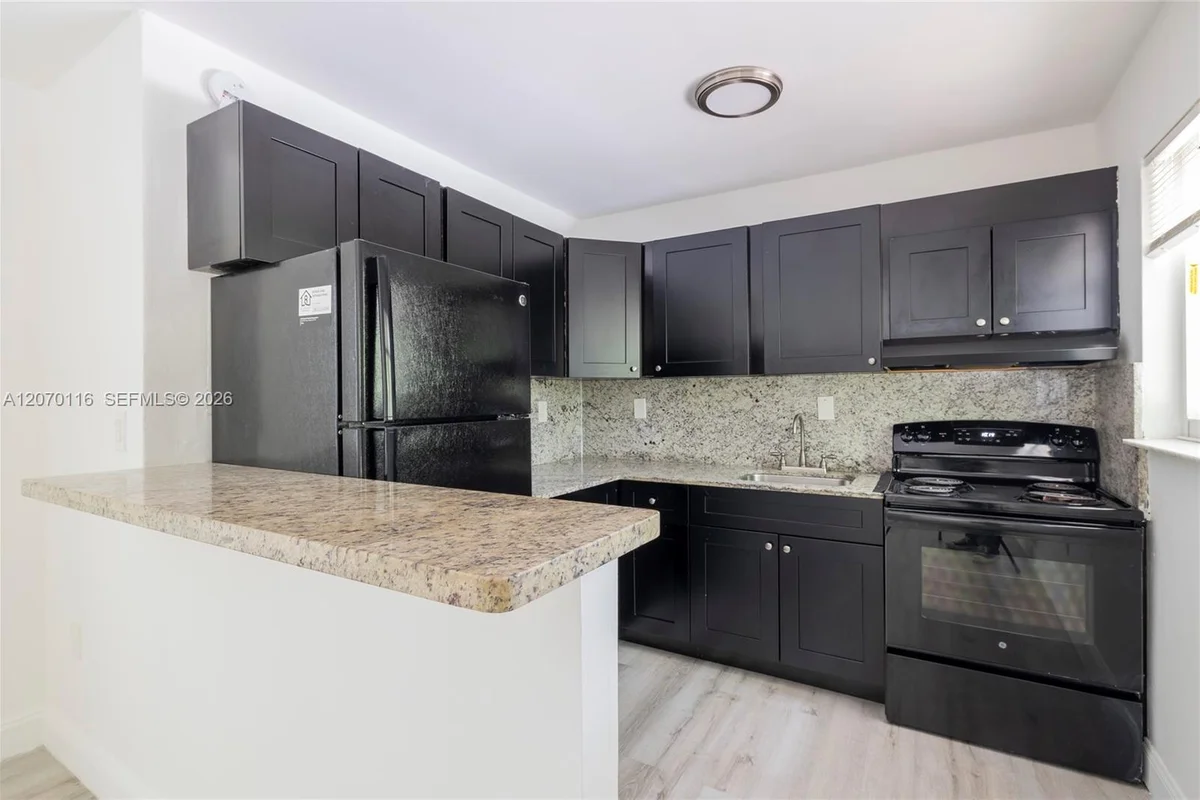 1091 SW 4th St #2, Miami: photo 1 of 20