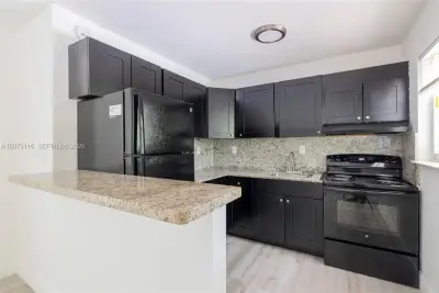 1091 SW 4th St #2, Miami: photo 1 of 20