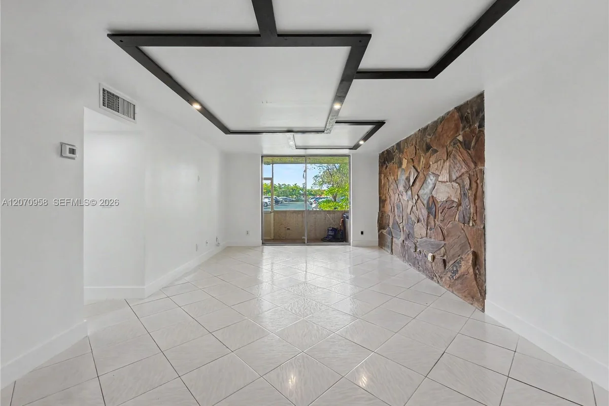 8411 NW 8th St #102, Miami: photo 1 of 25