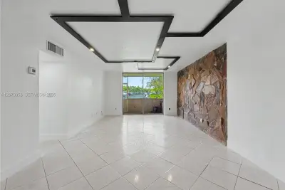 8411 NW 8th St #102, Miami: photo 1 of 25