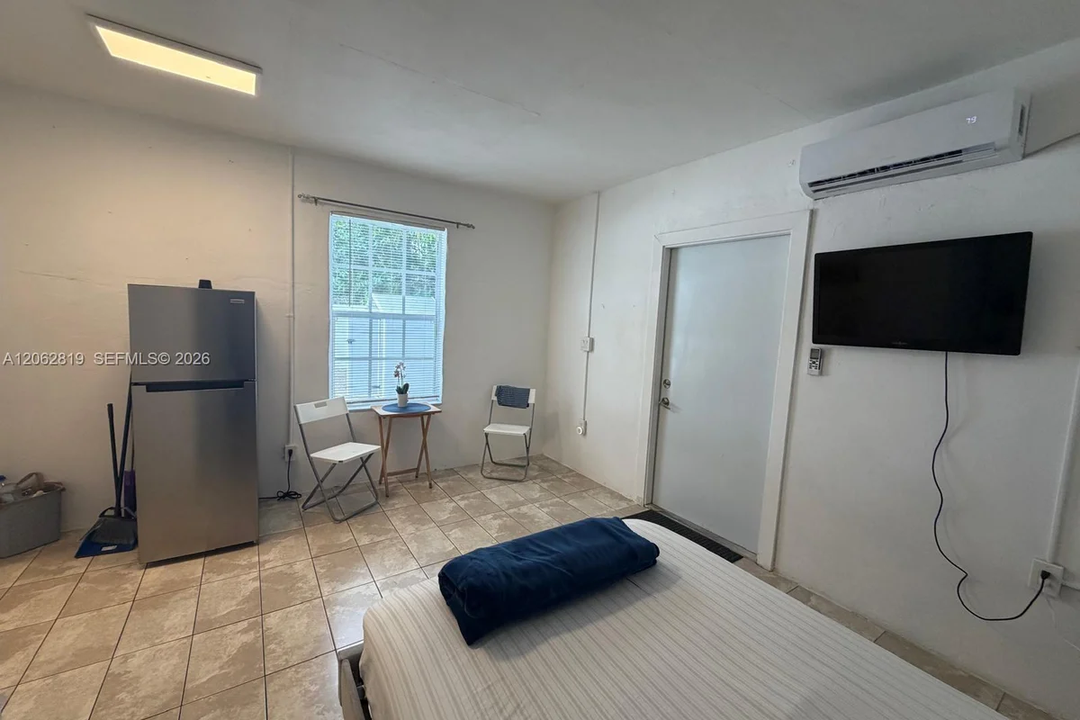 201 NE 169th St #1, North Miami Beach: photo 1 of 4