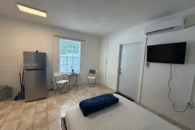 201 NE 169th St #1, North Miami Beach: photo 1 of 4