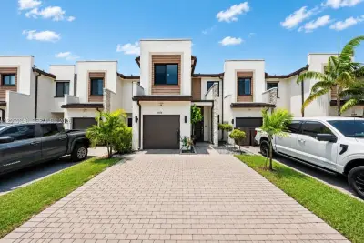 20576 NE 5th Pl, Miami: photo 1 of 39