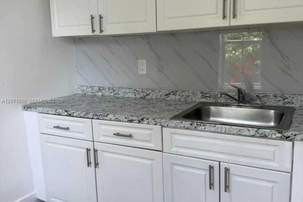 1236 NW 28th St #4, Miami: photo 1 of 11