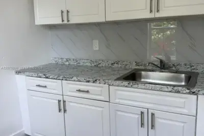1236 NW 28th St #4, Miami: photo 1 of 11