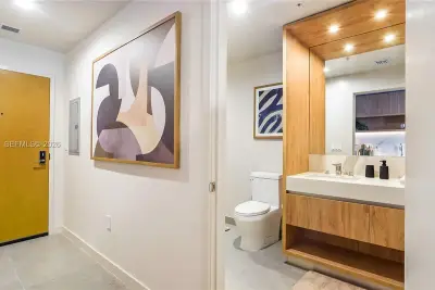 11 NE 6th St #808, Miami: photo 1 of 27