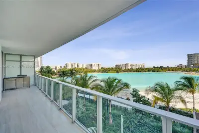 2411 Laguna Cir #208, Miami: photo 1 of 54