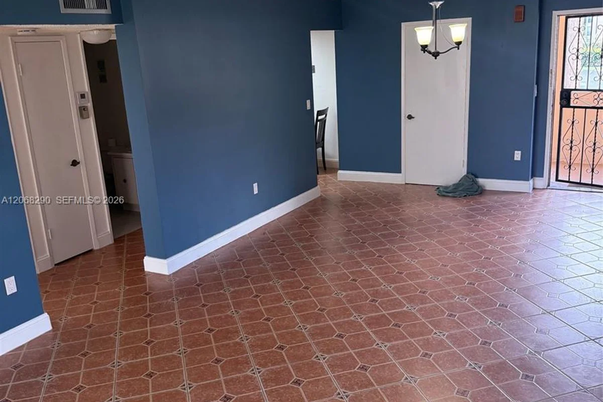 702 NW 87th Ave #213, Miami: photo 1 of 31