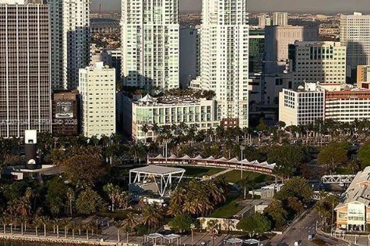 244 Biscayne Blvd #1707, Miami: photo 1 of 17