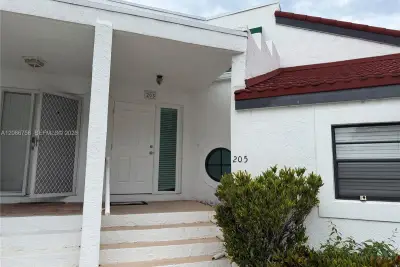 Condo in Deerfield Beach: photo 1 of 18