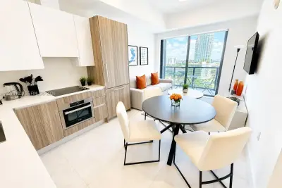 239 SW 9 St #1504, Miami: photo 1 of 15