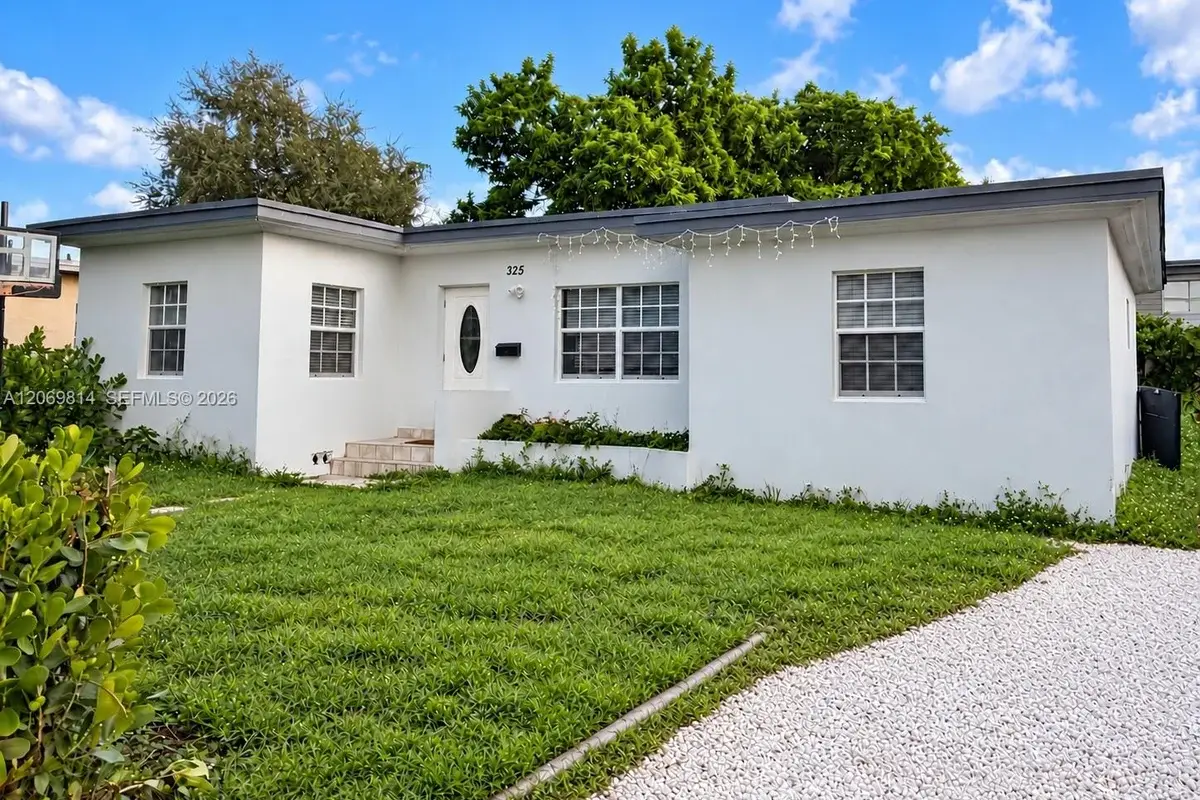 325 NE 108th St, Miami: photo 1 of 12