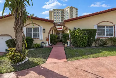 3304 SE 11th St, Pompano Beach: photo 1 of 34