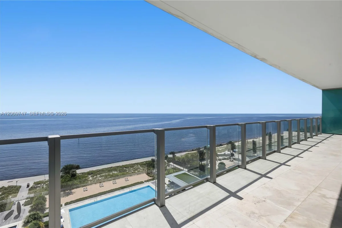 Condo in Key Biscayne: photo 1 of 48