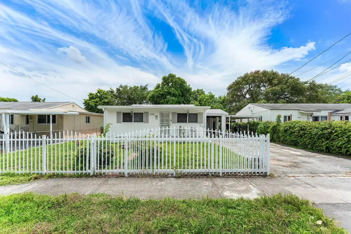2030 NW 43rd St, Miami: photo 1 of 29