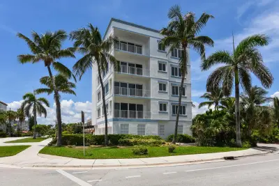 2057 SE 6th St #1, Deerfield Beach: photo 1 of 35