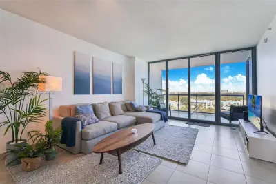 601 NE 36th St #1106, Miami: photo 1 of 12