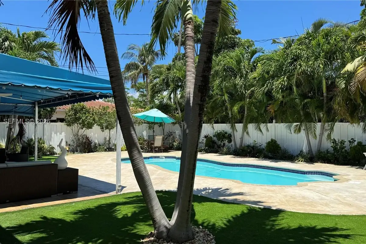 1611 71st St, Miami Beach: photo 1 of 15