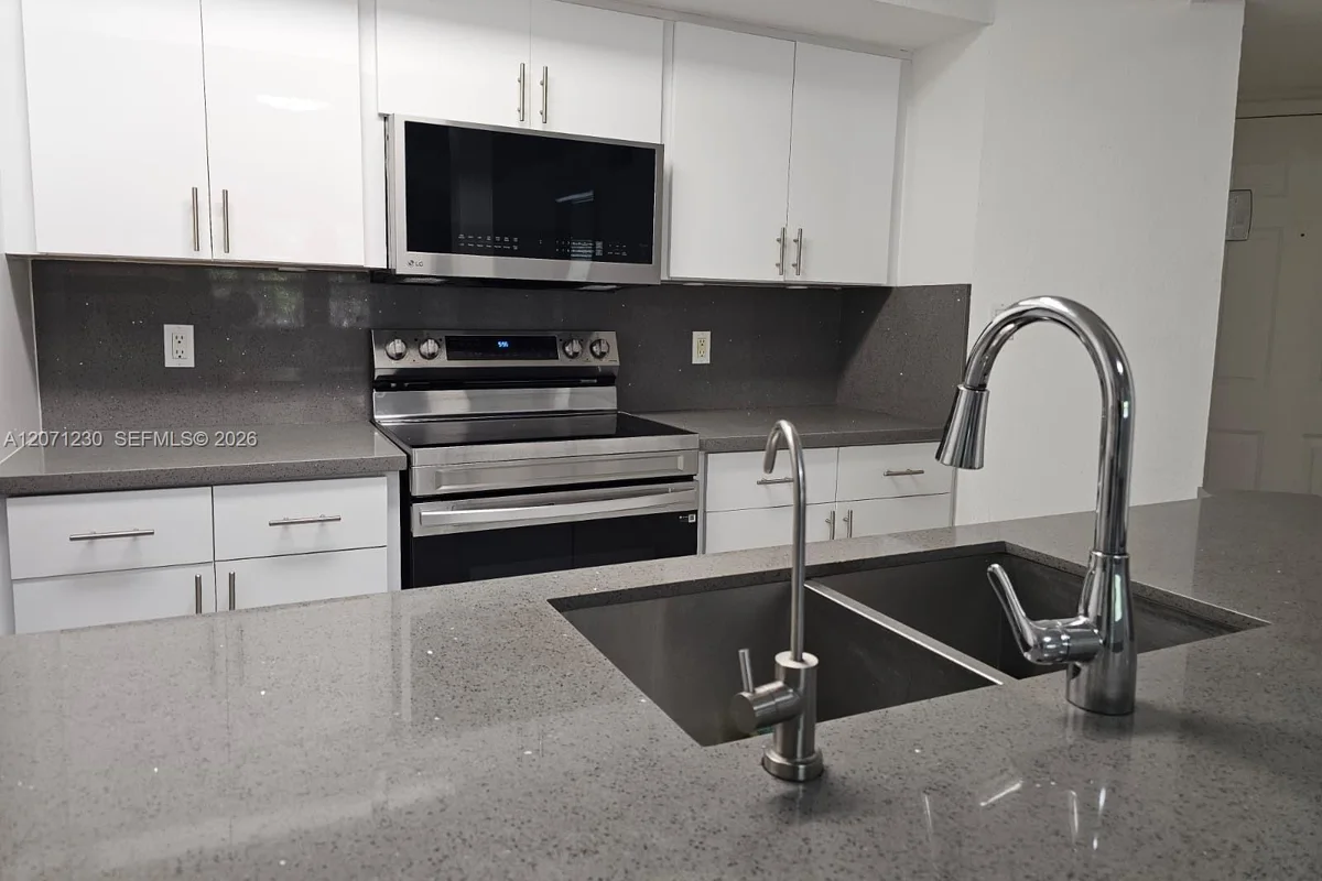 Condo in Miami: photo 1 of 24
