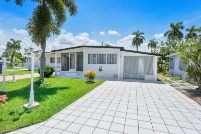 8670 SW 18th Pl, Davie: photo 1 of 22