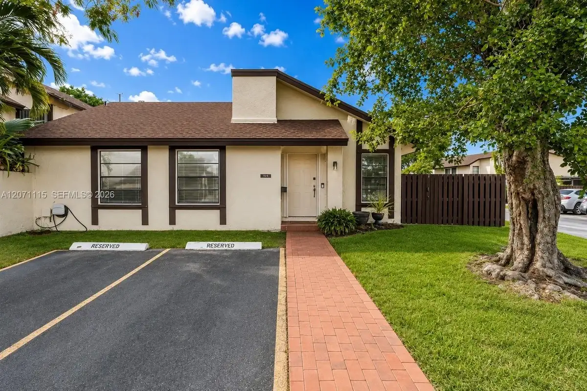 525 NW 100th Ct, Miami: photo 1 of 26
