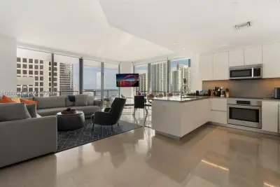 68 SE 6th St #2101, Miami: photo 1 of 22