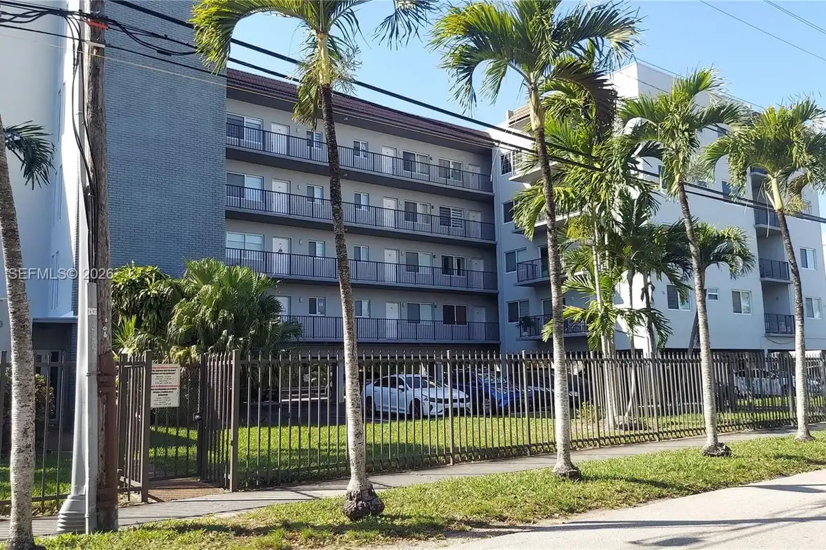 900 SW 84th Ave #301E, Miami: photo 1 of 14