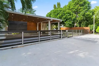 221 NE 44th St, Miami: photo 1 of 40