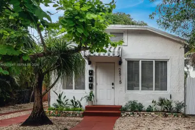 2515 NE 182nd St, North Miami Beach: photo 1 of 16
