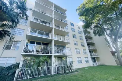 Condo in Miami: photo 1 of 29