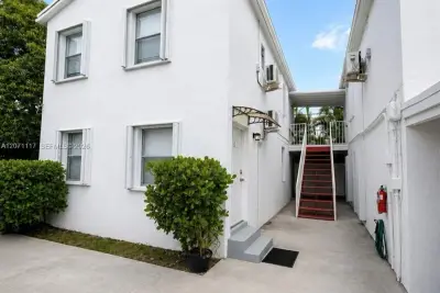 127 NW 47th Ter #4, Miami: photo 1 of 11