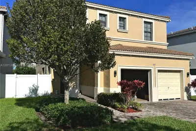885 NE 191st St, Miami: photo 1 of 20