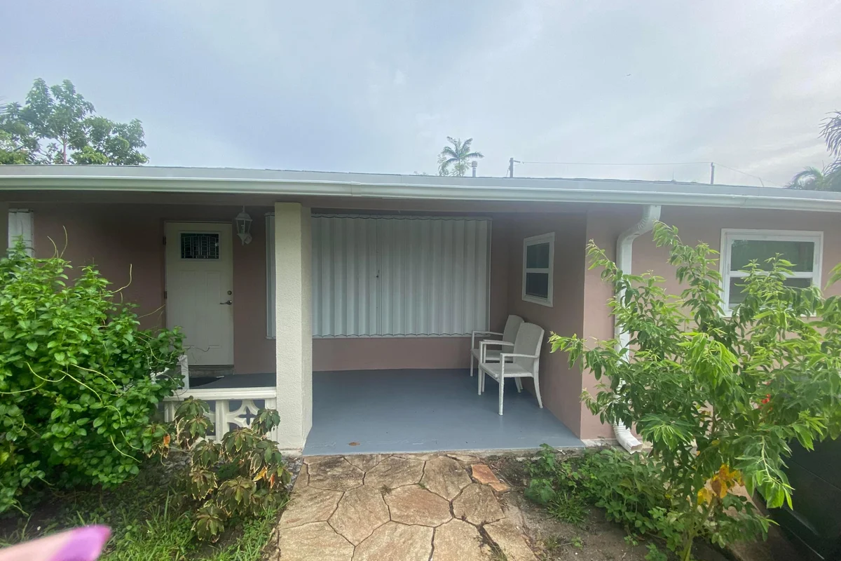 1630 NE 34th St, Pompano Beach: photo 1 of 9