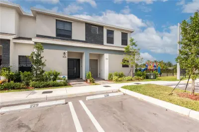 302 NE 1st Dr, Florida City: photo 1 of 36