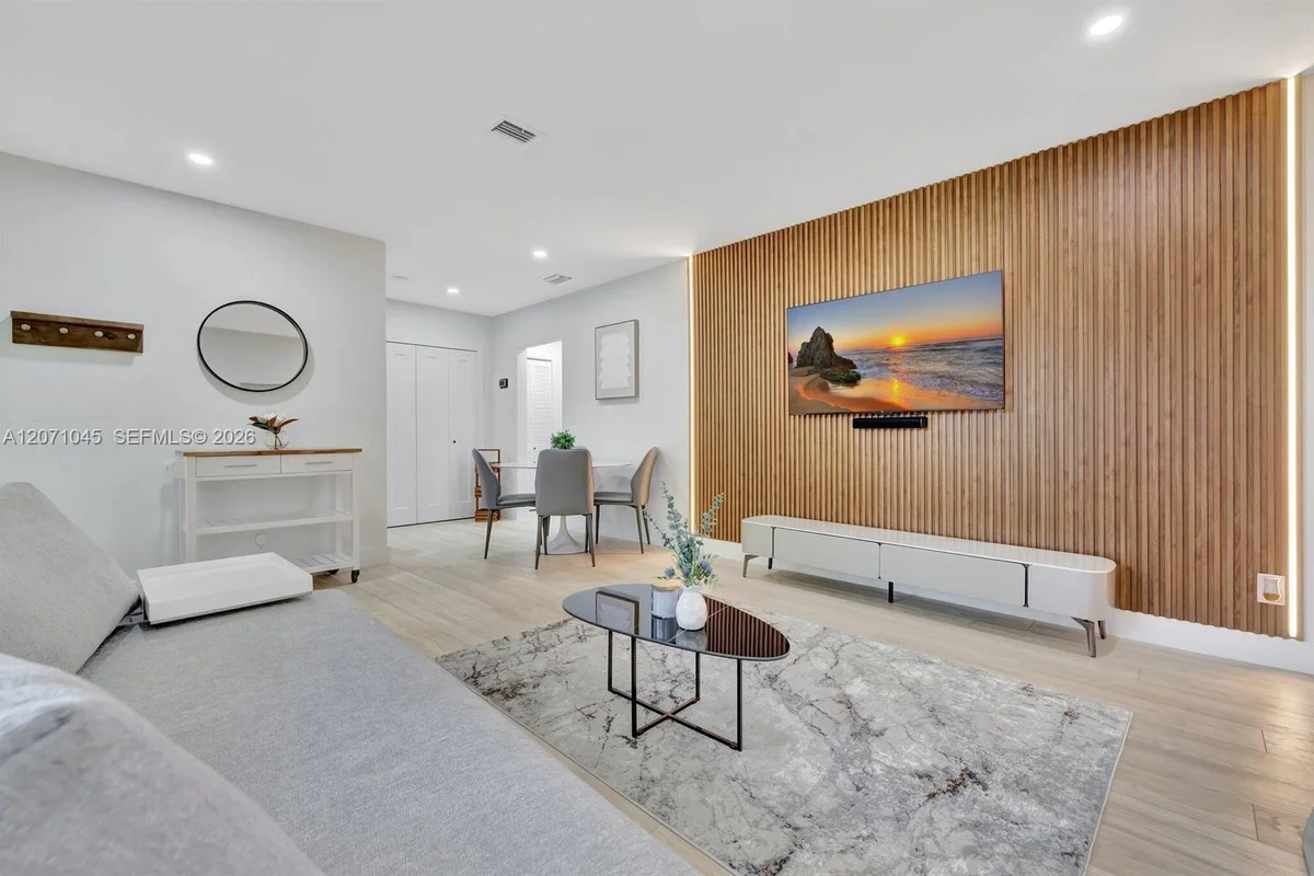 934 NW 4th Ave #2, Fort Lauderdale: photo 1 of 13