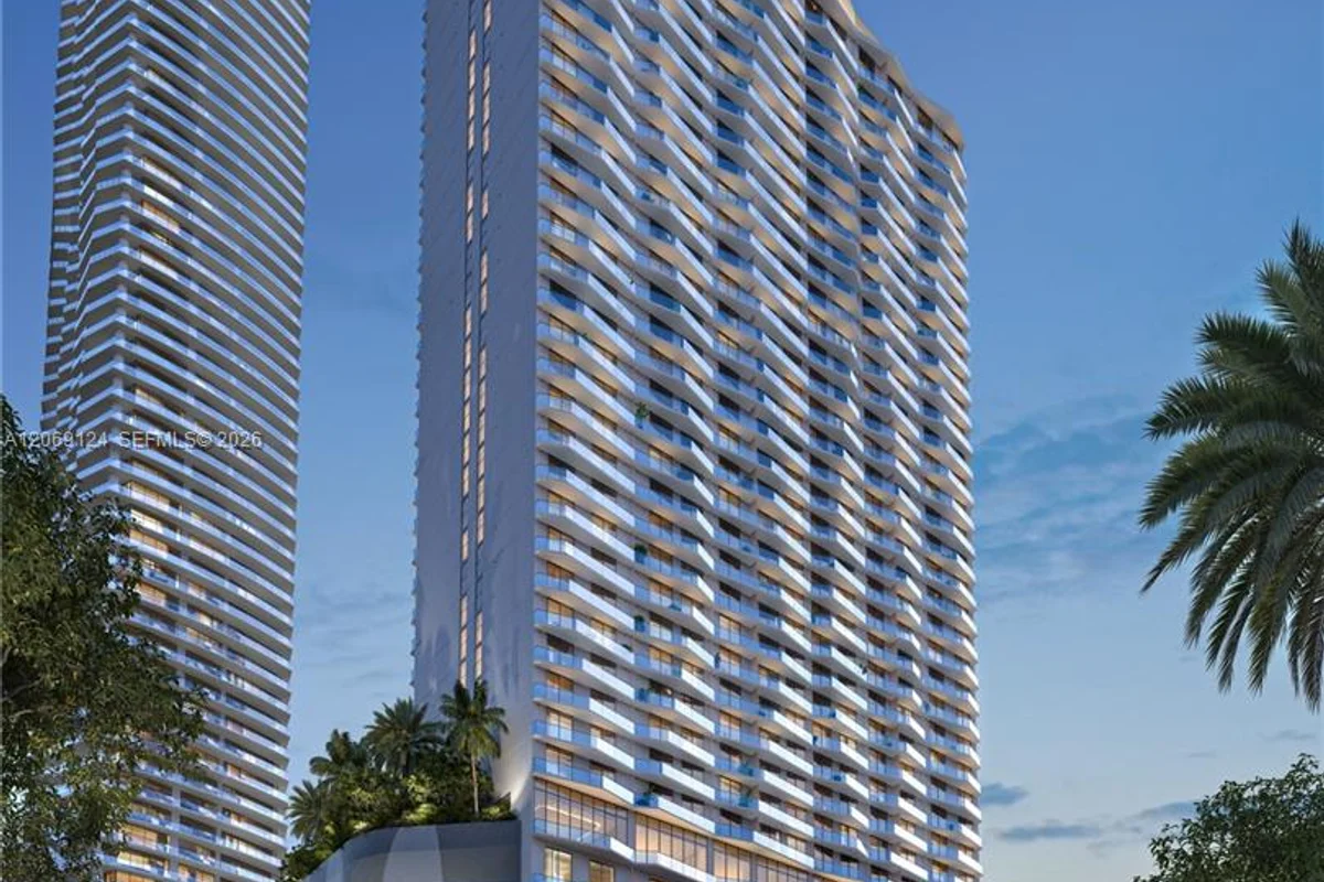 77 SE 5th St #412, Miami: photo 1 of 4