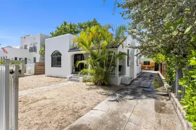 1644 SW 9th St, Miami: photo 1 of 39